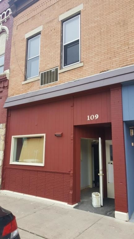 Building Photo - 109 W Oak St