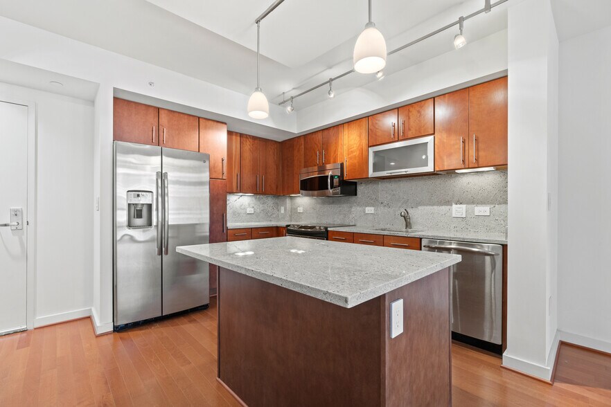 Kitchen Island and tons of counterspace - 1025 1st St SE