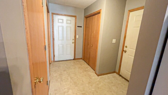 Building Photo - Spacious 2-story townhouse with extra gara...