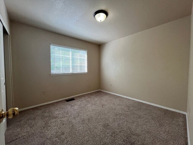 Building Photo - Mary Lake home! Must see!
