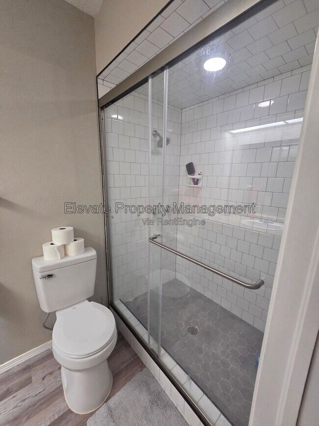 Building Photo - 4225 Clendon Way