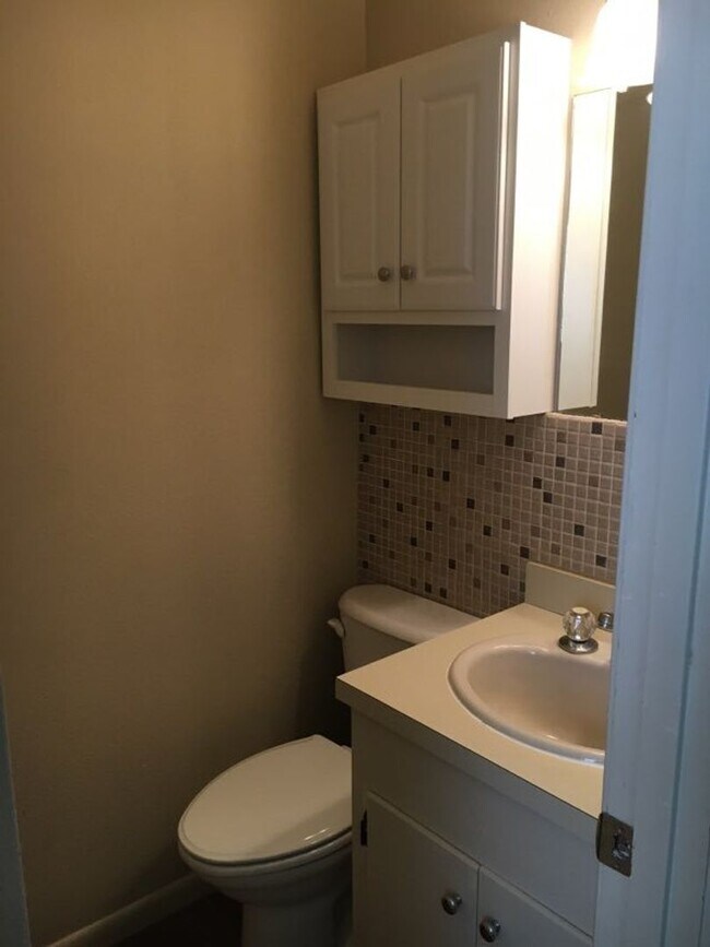 Building Photo - TV23 3br/1.5 bath utilities included (you ...