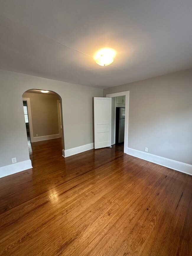 Building Photo - Modernized 3 bed 1 bath house