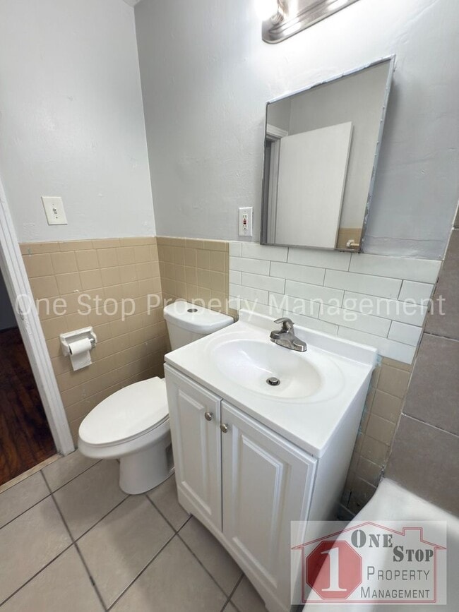 Building Photo - Beautiful 2 Bedroom 1.5 Bathroom in Kansas...