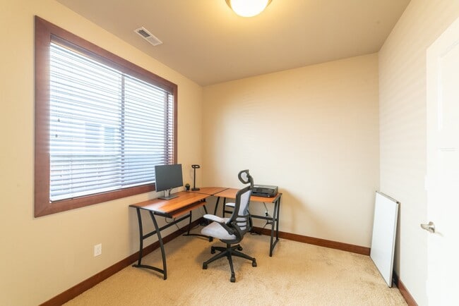 Building Photo - Large and Luxurious 2013 Built Home!