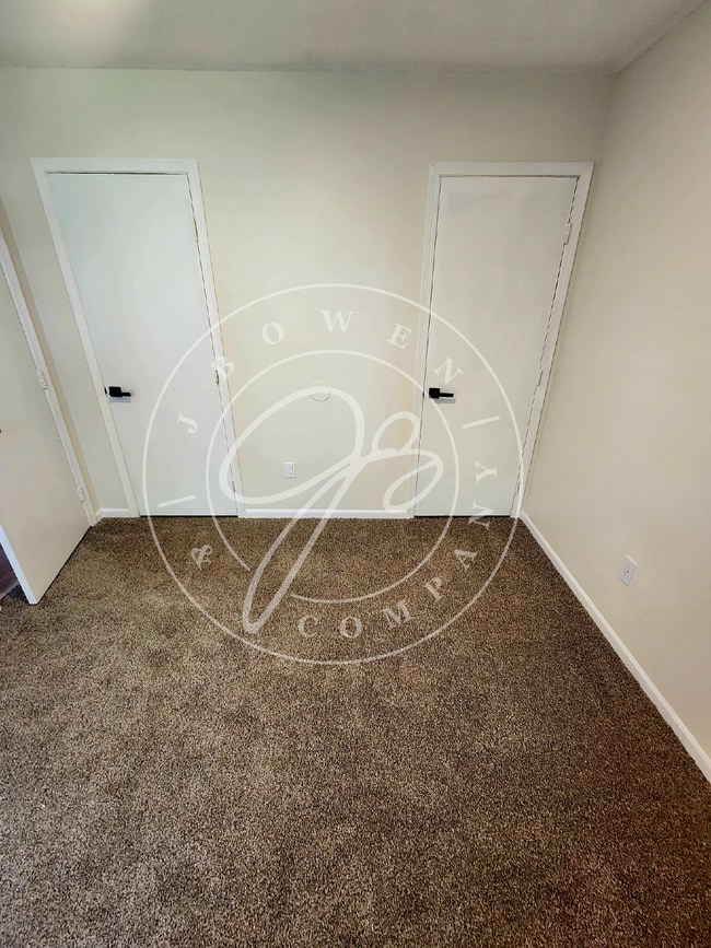 Building Photo - Preparing for showings! 3 bed 1.5 bath nea...