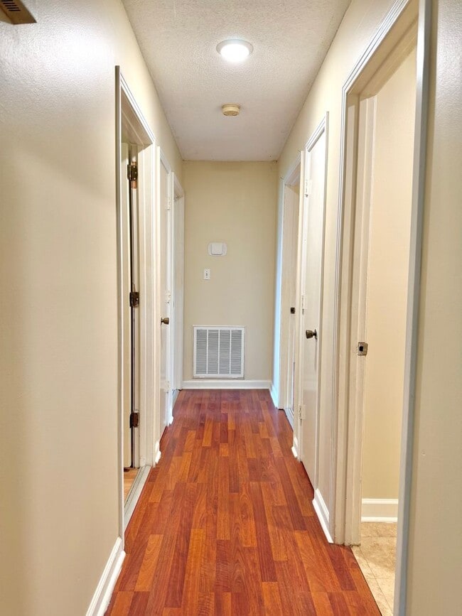 Building Photo - 634 Inver Ln