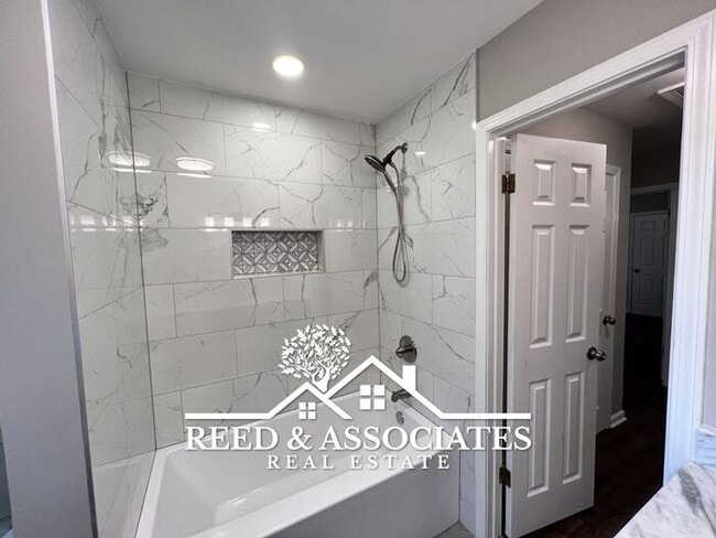 Building Photo - Renovated Collierville Home!