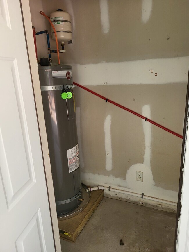 Building Photo - "Charming 2-Bedroom Townhouse on Skillmast...