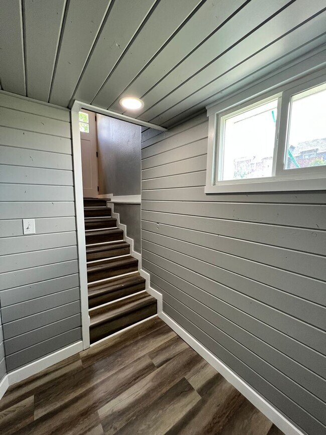 Building Photo - Spacious 3 Bedroom Apartment Near UNC with A/C