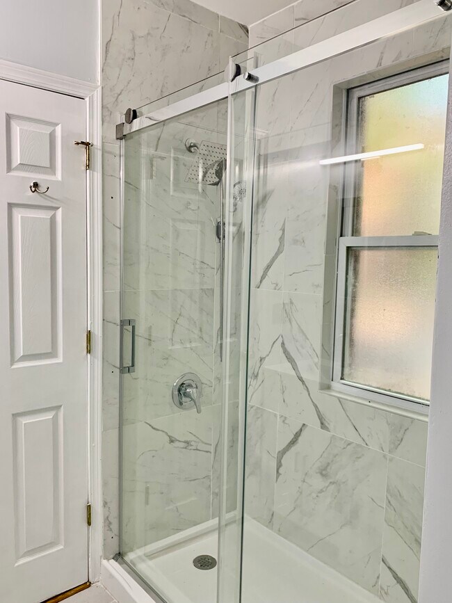 Master bathroom - 6501 N Greenview Ave