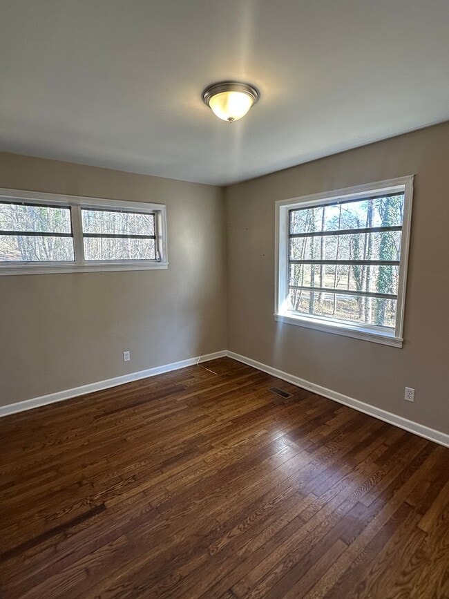 Building Photo - 3 bedroom in Clarkesville!