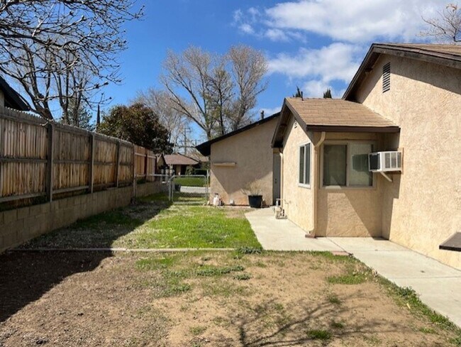 Building Photo - 3 Bed 2 Bath House located in the Heart of...