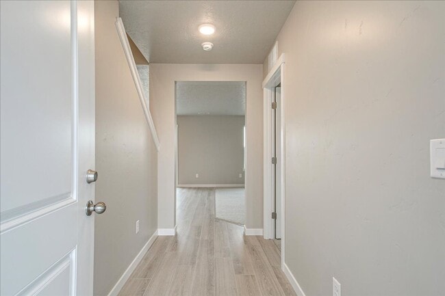 Building Photo - 2 Story Nampa Home!