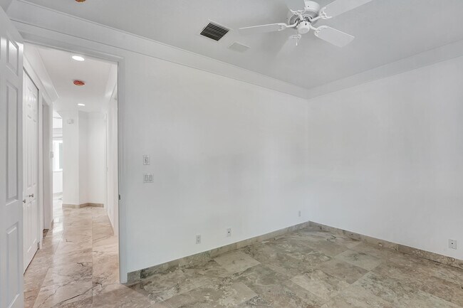 Building Photo - 3555 Commodore Cir