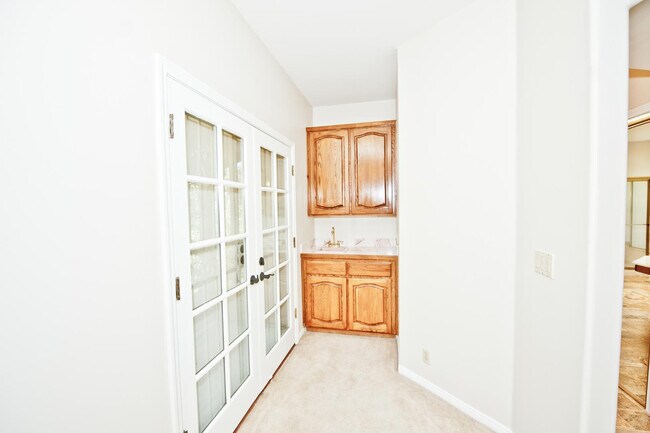 Building Photo - 2322 S Rogers Cir