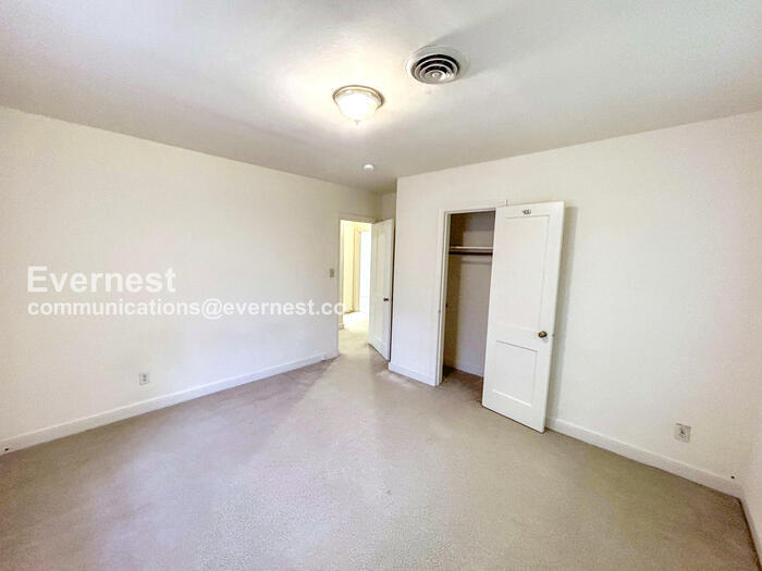 Building Photo - 508 Newport Ave