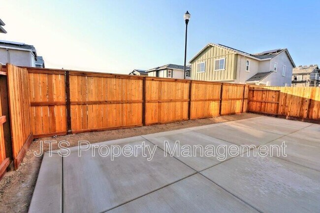 Building Photo - 2104 Shady Tree Cir