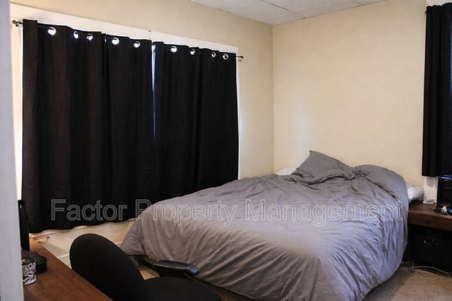 Building Photo - 328 N 6th St