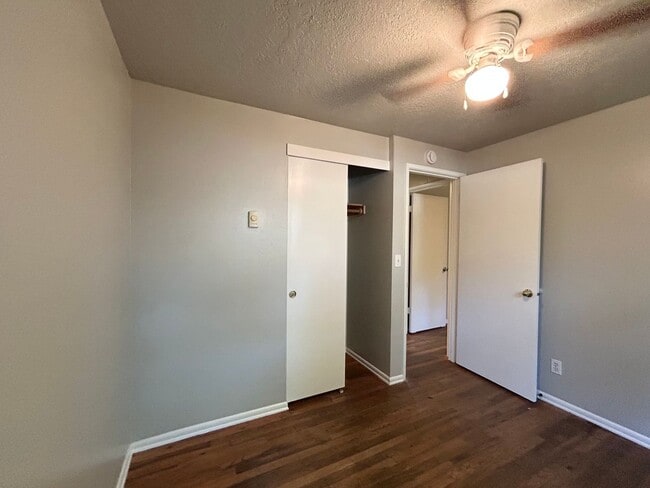 Building Photo - Spacious 3 Bed, 1.0 Bath House - Fully Fen...
