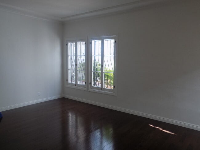 Building Photo - 109 N Clark Dr