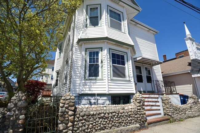 Building Photo - 407-409-409 Bolton St