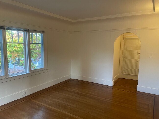 Building Photo - Charming one-bed, one-bath apartment in Midtown