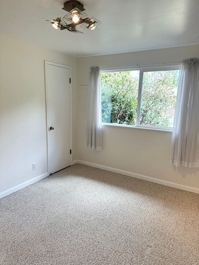 Building Photo - Spacious Home In Peaceful Setting!