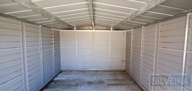 Building Photo - A Comfortable Home awaits the right Tenant!