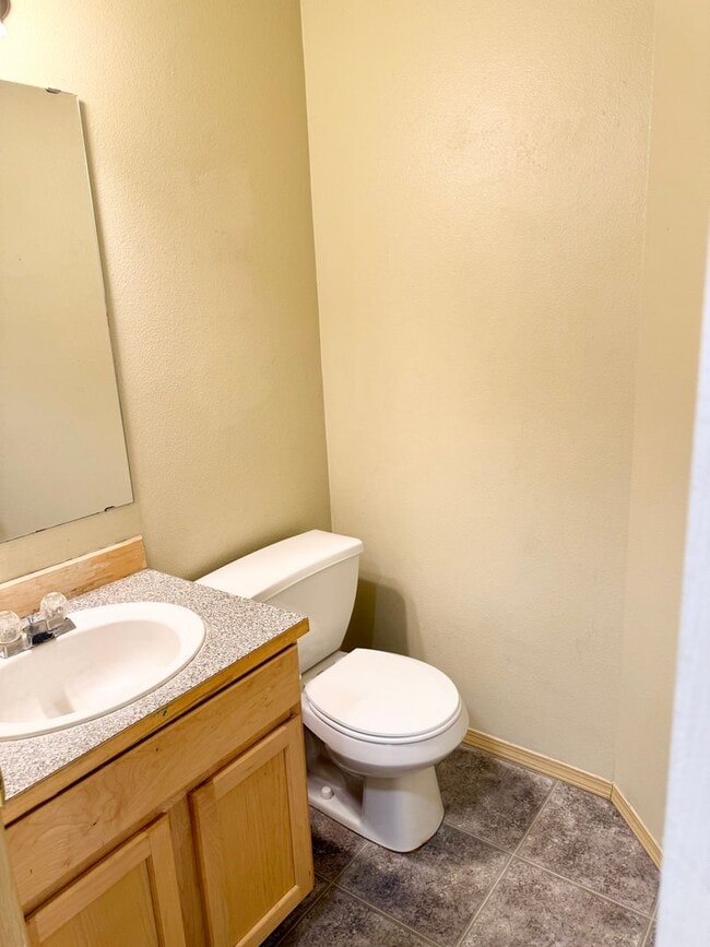 Building Photo - 5 Bedroom 2.5 Bath plus Bonus Room in East...