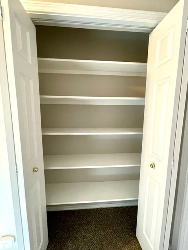 Building Photo - Beautiful 3 Bedroom Single Level home near Old Mill!