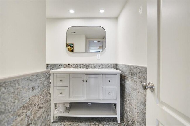 Building Photo - 5510 N Ocean Dr