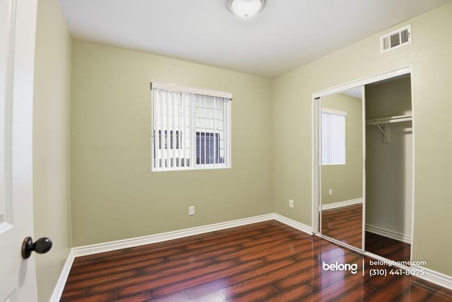 Building Photo - 1614 W 39th Pl