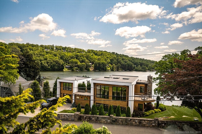 Building Photo - 32 Lakeshore Dr N