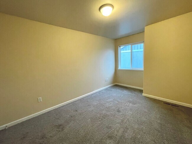 Building Photo - BEAUTIFUL TOWNHOME LOCATED IN REDMOND!