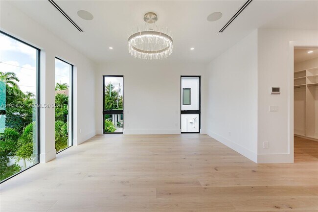 Building Photo - 464 NE 6th St