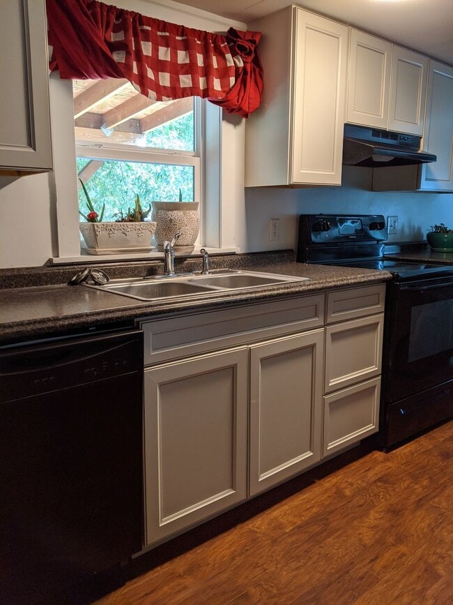 Building Photo - Cozy pet friendly location on a large lot