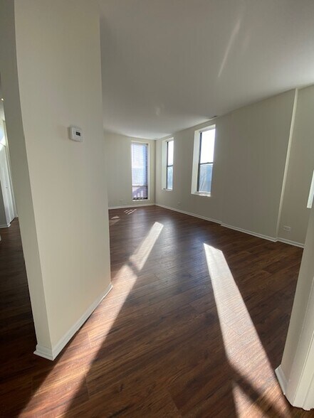 Building Photo - 1461 W Fullerton Ave