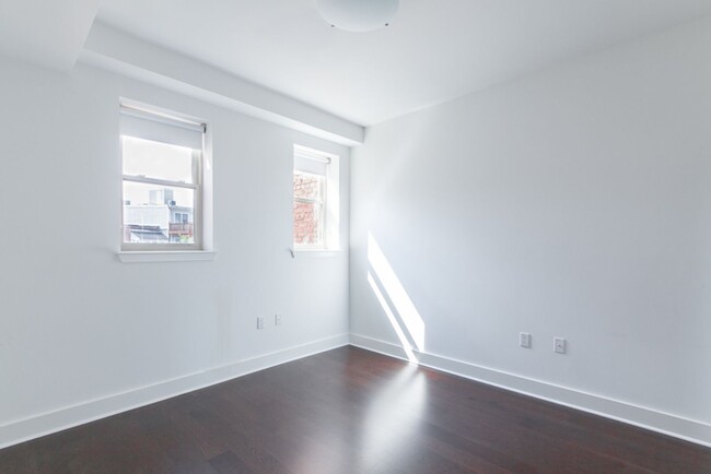 Building Photo - The Perfect Petworth Pad!