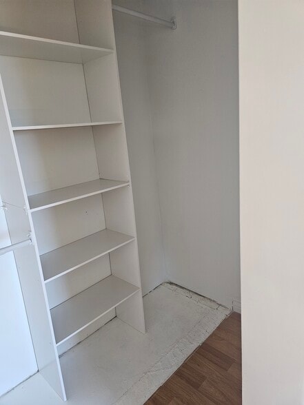 closet - 1517 E Garfield Ave