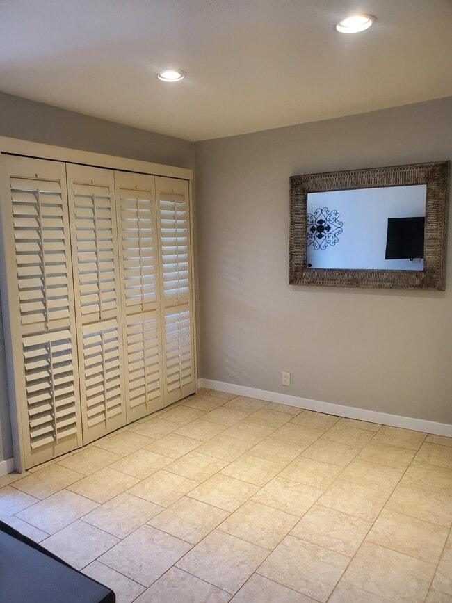 Building Photo - 2821 Los Felices Cir W
