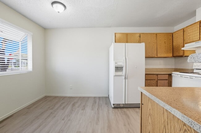 Building Photo - Charming 2-Bedroom Downstairs Unit with Fi...