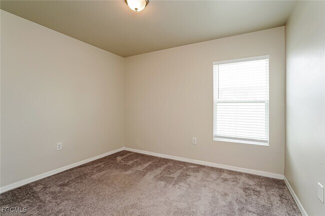 Building Photo - 4165 NE 9th Pl