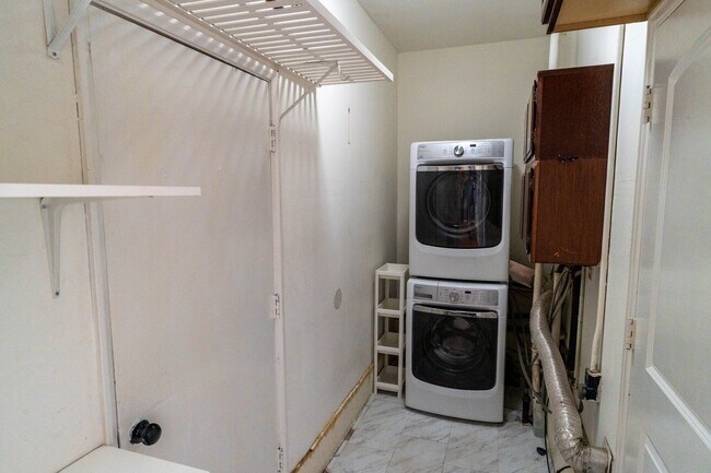 Building Photo - 2610 E Pikes Peak Ave