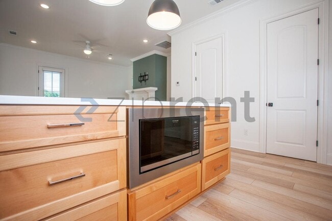 Building Photo - Unit