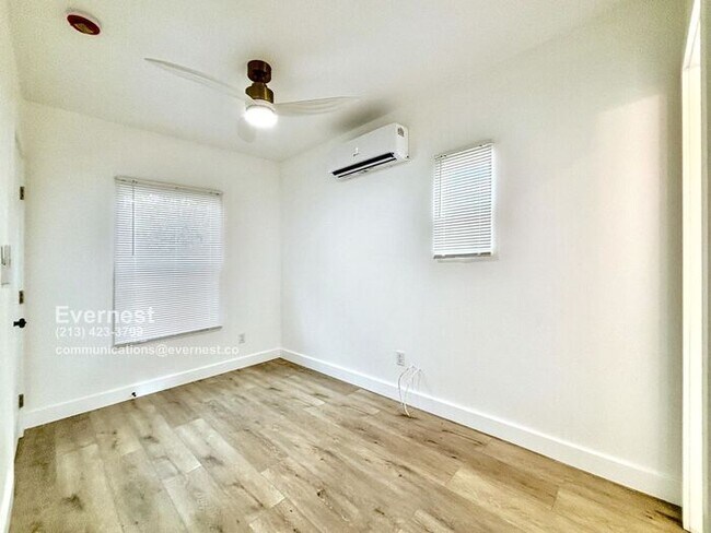 Building Photo - Lovely 2-Bedroom Duplex with Modern Comfor...