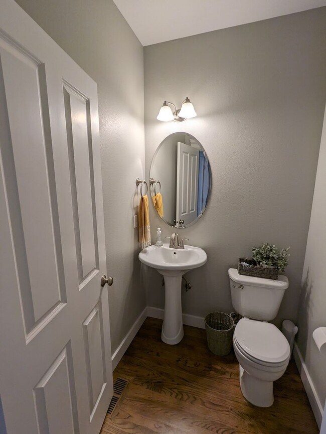 Building Photo - Large 3BD plus bonus rm and den