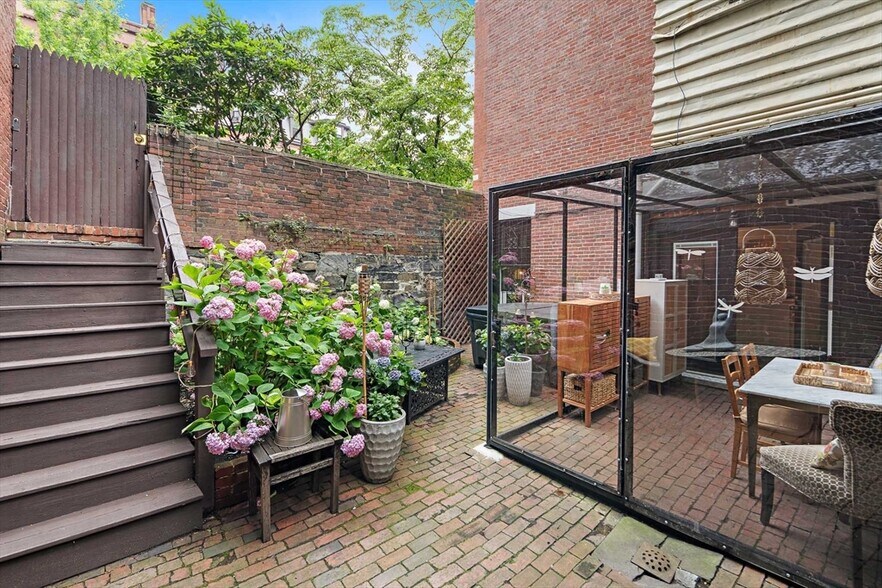 Building Photo - 364 Marlborough St