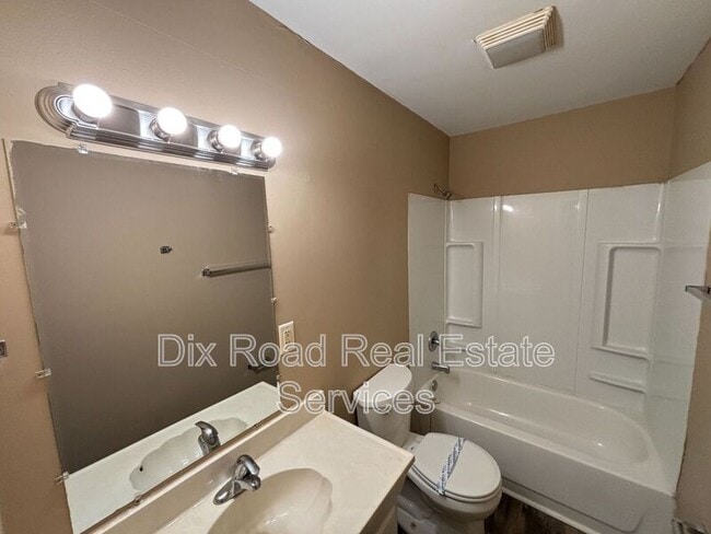 Building Photo - 917 Prytania Ave