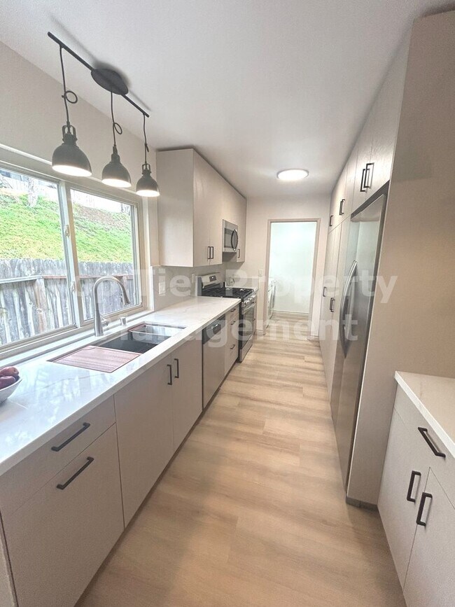 Building Photo - ***FULLY RENOVATED 2 bed / 2 bath / 1,120 sqft Home in 55+ Nob Hill Community - Available NOW***